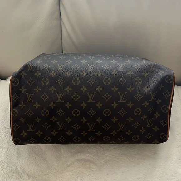 Authentic Louis Vuitton Monogram Speedy 40 Handbag with lock and key - Picture 11 of 12